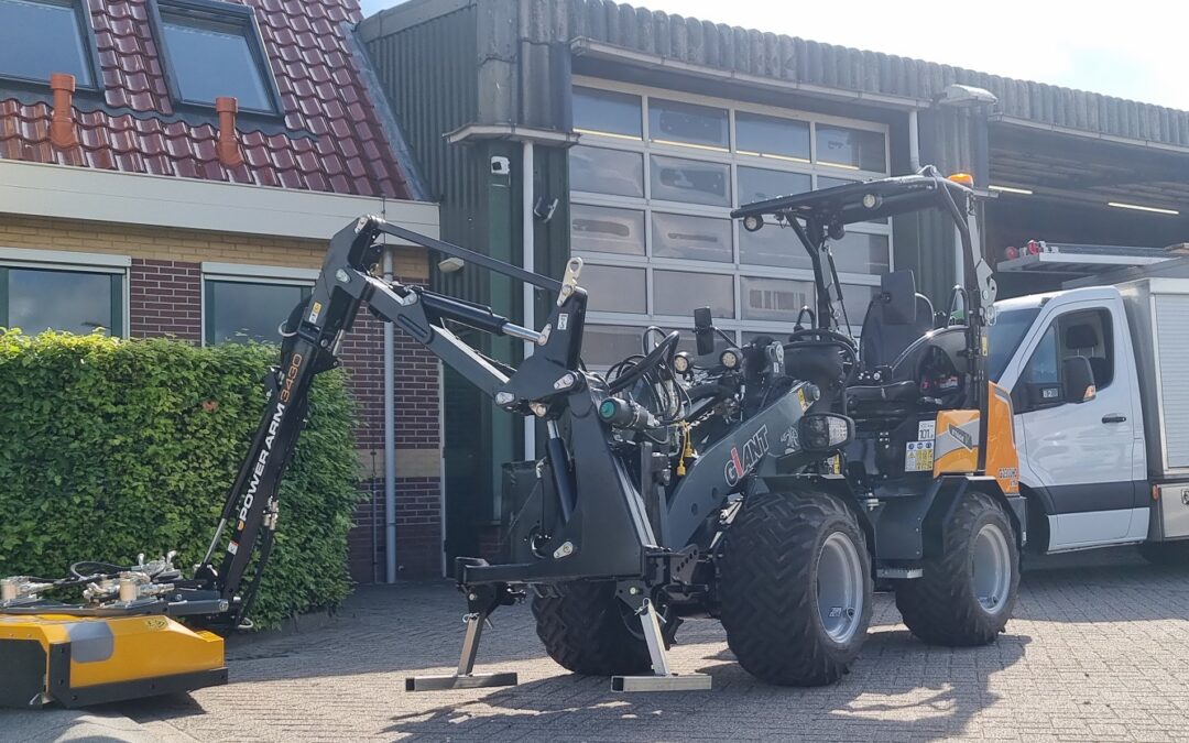 Giant G2300 met maaiarm/mulchmaaidek voor Stoop Groenvoorziening.