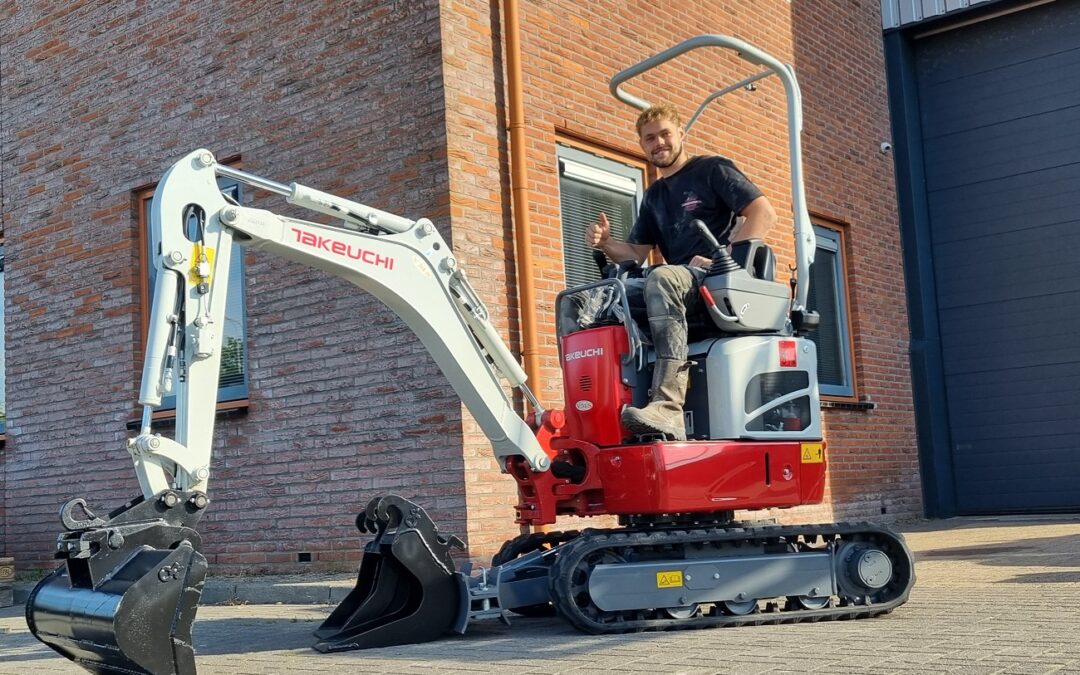 Takeuchi TB210R voor AKA Bestratingen